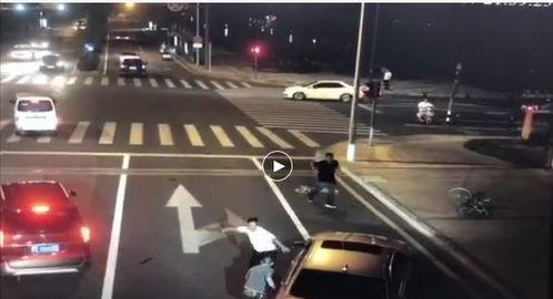 当街砍人视频,一男子当街挥刀砍人，现场画面令人胆寒